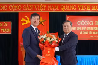 Bí thư Tỉnh ủy Quảng Bình Vũ Đại Thắng trao quyết định, tặng hoa chúc mừng Bí thư Huyện ủy Quảng Trạch Nguyễn Chí Thắng (bên trái).