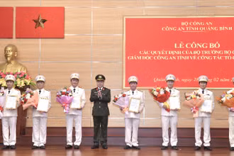 Đại tá Nguyễn Thanh Liêm, Giám đốc Công an tỉnh Quảng Bình trao quyết định điều động cho các cán bộ lãnh đạo Công an cấp huyện. 