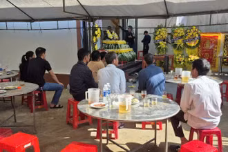 Cơ quan, địa phương và bà con đến chia buồn với gia đình bố con thầy giáo xấu số.