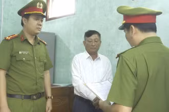 Cơ quan điều tra Công an Quảng Bình tống đạt quyết định khởi tố bị can đối với Đàm Xuân Vinh.
