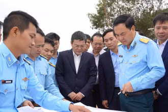 Đại diện lãnh đạo Quân chủng Phòng không-Không quân và Ủy ban nhân dân tỉnh Quảng Bình kiểm tra thực địa khu đất quốc phòng tại Cảng hàng không Đồng Hới.