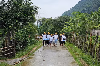 Đoàn khách du lịch đến từ Vĩnh Long khám phá bản làng người Bru-Vân Kiều ở Ngân Thủy, Quảng Bình.