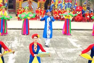 Nghệ nhân Ưu tú Lê Thành Lộc (áo xanh), người gìn giữ và trao truyền các làn điệu hát ru ở Cảnh Dương biểu diễn trong một lễ hội ở làng biển này.