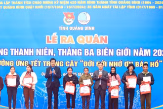 Tại lễ ra quân Tháng Thanh niên năm 2024, các đại biểu tặng quà cho các gia đình chính sách ở huyện Tuyên Hóa 