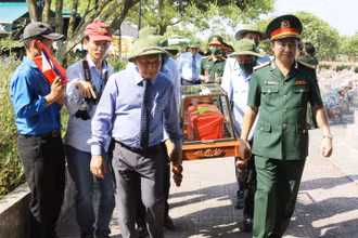 Đại diện lãnh đạo tỉnh Quảng Bình tiễn đưa hài cốt liệt về nơi an nghỉ tại Nghĩa trang Ba Dốc.