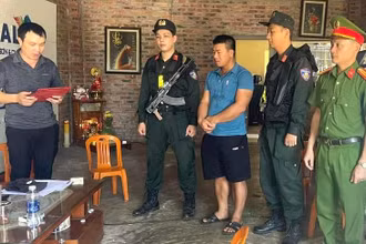 Công an thi hành lệnh khám xét khẩn cấp chỗ ở đối với Nguyễn Xuân Hùng ở xã Vạn Trạch, huyện Bố Trạch. (Ảnh: Công an cung cấp)