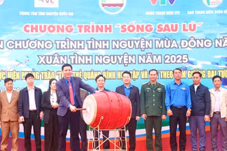 Bí thư Tỉnh Đoàn Quảng Bình Đặng Đại Bàng đánh trống phát lệnh ra quân chương trình "Xuân tình nguyện" năm 2025.