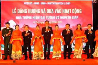 Lãnh đạo tỉnh Quảng Bình và Quân khu 4 cắt băng khánh thành Nhà tưởng niệm Đại tướng Võ Nguyên Giáp ở quê nhà An Xá, xã Lộc Thủy, huyện Lệ Thủy.