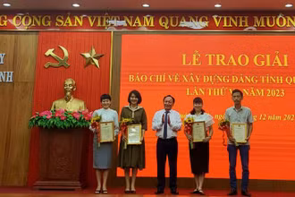 Phó Bí thư Thường trực Tỉnh ủy Quảng Bình Trần Hải Châu trao giải A cho nhóm tác giả của Đài phát thanh-Truyền tỉnh.
