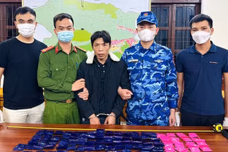 Đối tượng Đinh Văn Hùng vận chuyển, mua bán 18 nghìn viên ma túy tổng hợp bị lực lượng chức năng bắt giữ. (Ảnh: TT)