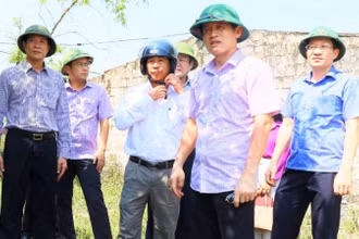 Đồng chí Lê Văn Bảo (đứng trước) kiểm tra công tác dân vận trong giải phóng mặt bằng ở thành phố Đồng Hới