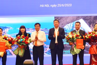 Lãnh đạo Ủy ban nhân dân tỉnh Quảng Bình và thành phố Hà Nội chúc mừng ngành du lịch 2 địa phương ký kết hợp tác phát triển du lịch.