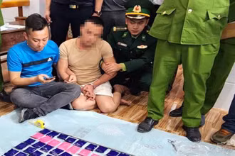 Lực lượng chức năng của tỉnh Quảng Bình bắt một đối tượng và tang vật gần 30 nghìn viên ma túy tổng hợp. (Ảnh Bộ đội Biên phòng cung cấp)