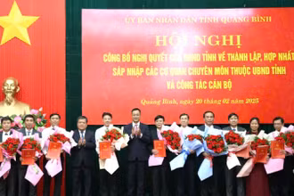 Lãnh đạo tỉnh Quảng Bình tặng hoa và trao quyết định cho các cán bộ được bổ nhiệm