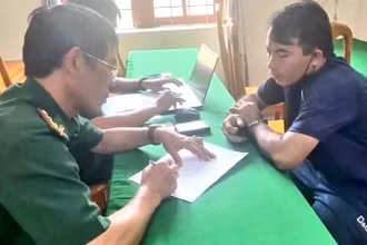 Đối tượng Trần Văn Đông khai nhận hành vi vận chuyển pháo trái phép của mình. 