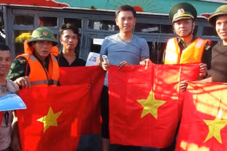 Bộ đội Biên phòng tỉnh Quảng Bình tặng cờ Tổ quốc cho ngư dân. (Ảnh minh họa)