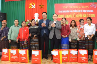 Trưởng Ban Đối ngoại Trung ương Lê Hoài Trung và Bí thư Tỉnh ủy Quảng Bình Lê Ngọc Quang trao quà Tết cho hộ nghèo ở bản Khe Ngát.