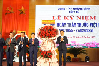 Bí thư Tỉnh ủy Quảng Bình Lê Ngọc Quang tặng hoa chúc mừng các thầy thuốc.