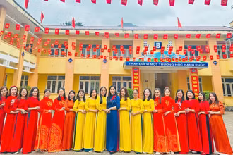 Phụ nữ Trường Sơn duyên dáng trong tà áo dài.