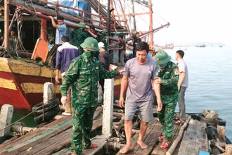 Bộ đội Biên phòng Quảng Bình tiếp nhận 6 ngư dân được các tàu cá cứu kịp thời đưa vào bờ biển Hòn La.