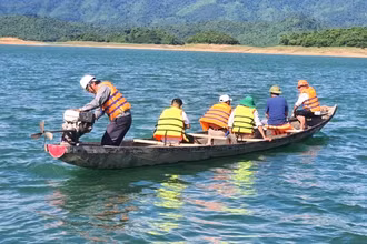 Huyện Quảng Ninh cử các cán bộ phòng, ban chức năng kiểm tra hiện trường hồ Rào Đá và lấy mẫu nước xét nghiệm. (Ảnh: BT)
