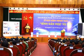 Quang cảnh lễ phát động phong trào “Bình dân học vụ số” của tỉnh Quảng Bình.