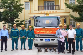 Lãnh đạo thành phố Đồng Hới, tỉnh Quảng Bình tiễn đoàn công tác của Trung tâm Công viên cây xanh thành phố Đồng Hới lên đường hỗ trợ khắc phục hậu quả thiên tai.