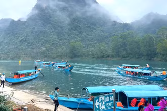 Thuyền đưa du khách tham quan động Phong Nha trong những ngày đầu xuân Ất Tỵ 2025.