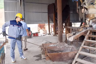 Hoạt động luyện chì tại Công ty cổ phần Luyện kim màu Bắc Kạn. (Ảnh THU CÚC)