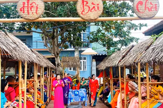 Hoạt động hô bài chòi tại chợ quê cầu ngói Thanh Toàn thu hút nhân dân và du khách tham gia.
