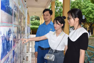 Thanh, thiếu niên tìm hiểu thông tin về tác hại của ma túy thế hệ mới tại bảng tin truyền thông trong Cơ sở cai nghiện ma túy Gia Minh, Hải Phòng. (Ảnh VĂN QUÂN)