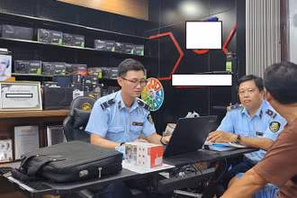 Cán bộ Cục Quản lý thị trường tỉnh Sóc Trăng kiểm tra đột xuất và lập biên bản vi phạm hành chính một doanh nghiệp không thông báo website thương mại điện tử bán hàng với cơ quan quản lý nhà nước.