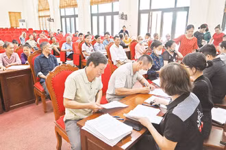 Người dân xã Đắc Sở, huyện Hoài Đức nhận tiền hỗ trợ giải phóng mặt bằng dự án đường vành đai 4-Vùng Thủ đô. (Ảnh Duy Linh)