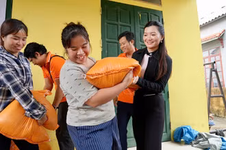 Bà Nguyễn Ngọc Ánh - Phó Chủ tịch Tập đoàn Kim Oanh trao 20 kg gạo/hộ tận tay bà con vùng lũ.