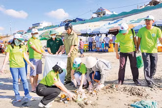 Du khách Việt tham gia thu gom rác tại bãi biển ở Phan Thiết.