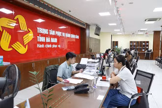 Cán bộ, công chức Trung tâm hành chính công tỉnh Hà Nam giải quyết thủ tục hành chính cho người dân.