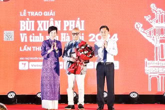 Giáo sư Hoàng Đạo Kính được trao giải Bùi Xuân Phái - Vì tình yêu Hà Nội năm 2024.