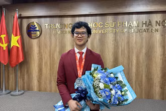 Trần Duy cùng tấm Huy chương bạc Olympic Toán quốc tế năm 2024.