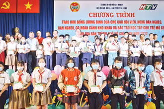 Trao học bổng Lương Định Của cho con hội viên, nông dân nghèo, khó khăn.