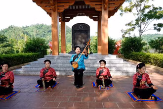 Nghệ nhân Nhân dân Hà Mai Ven (ở giữa) biểu diễn hát then, đàn tính tại lễ hội của xã Thụy Hùng, huyện Cao Lộc. (Ảnh VI HÙNG)