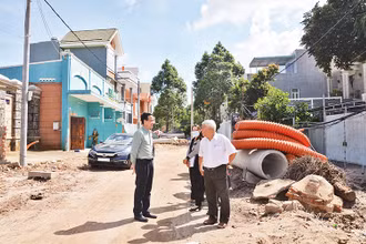 Đại diện Ban Dân vận Thành ủy Vũng Tàu vận động người dân bàn giao mặt bằng để chỉnh trang đô thị.