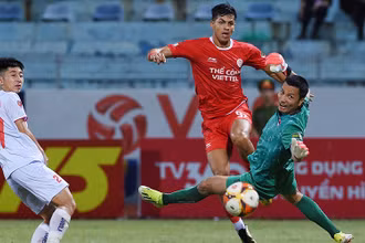 Cầu thủ Pedro Henrique (áo đỏ) ghi bàn thắng gỡ hòa cho đội Thể Công Viettel. (Ảnh TRẦN HẢI)