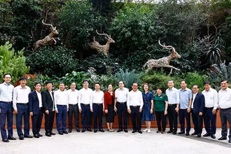 Chủ tịch Quốc hội Trần Thanh Mẫn và Phu nhân cùng Chủ tịch Quốc hội Singapore Seah Kian Peng và Phu nhân thăm công viên thiên nhiên Gardens By The Bay. (Ảnh TTXVN)