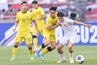 U23 Việt Nam (áo trắng) vào tứ kết sau chiến thắng 2-0 trước U23 Malaysia (Ảnh AFC)