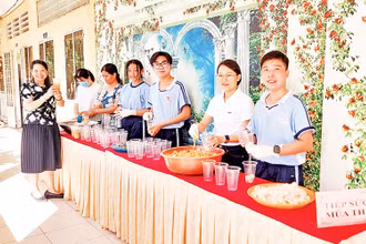 Các thầy, cô giáo Trường trung học phổ thông Bình Minh hỗ trợ đồ uống giải nhiệt cho học sinh đang ôn thi.