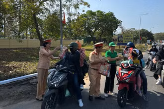 Cảnh sát giao thông tỉnh Bình Thuận tặng quà nhân dân về quê đón Tết.
