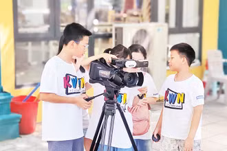 Học sinh thực tập quay phim tại Cung Văn hóa thiếu nhi Hà Nội.