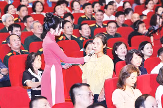 Chị Lê Thị Thắm, hộ nghèo được hỗ trợ xây dựng nhà Đại đoàn kết chia sẻ tại Lễ phát động Tháng cao điểm “Vì người nghèo” và an sinh xã hội năm 2024.
