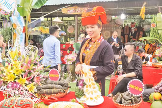Những sản phẩm đặc trưng của bà con dân tộc Dao ở xã Công Sơn, huyện Cao Lộc (Lạng Sơn) được bày bán tại hội chợ của huyện.
