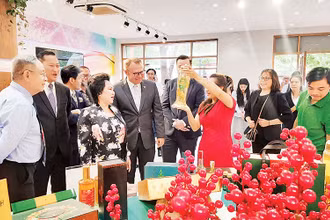 Đại biểu tham quan gian hàng trưng bày tại Tuần lễ Kết nối giao thương và giới thiệu sản phẩm ngành lương thực thực, phẩm năm 2024.